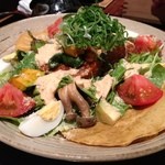 もつ吉 - 店特製サラダは大迫力！