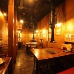 Nino Tetsu - 1F席。店内は昭和レトロな雰囲気の漂う懐かしい空間