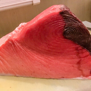 Now is the season! "Raw tuna sashimi" with high-quality fat 980 yen♪