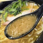 ラーメン 杉田家 本店 - 醤油のパンチがきいた豚骨スープ