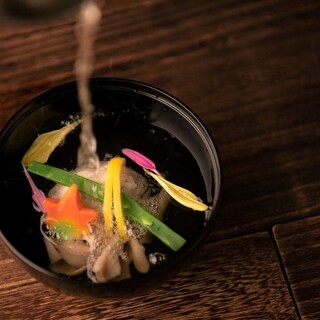 日本料理ならではの繊細で丁寧な技法で作り上げる季節のお料理