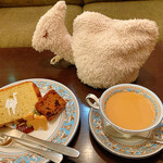 森のらくだ - ミルクティーとお菓子