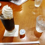 神戸珈琲物語 - アイスカフェオレを注文。クリームもりもり♪