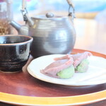 中将堂本舗 - 中将餅と温かいせん茶のセット