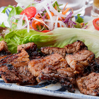 ごはん・味噌汁おかわり自由の日替わりランチや昼飲みにも対応