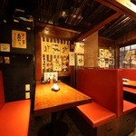 なすび屋 - 【ＢＯＸ席】各テーブル背もたれを高くしております