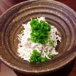 ひより　麦縄本舗　炭焼酒場 - Ｈ25.07　お通し（しらす鬼おろし）