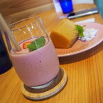 カフェ ゆる～り - シフォンケーキと苺系ドリンク