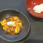 小菜一碟 - 牛ほほ肉入り麻婆豆腐：四川風の辛さ際立つ麻婆豆腐に桜鯛の白子がトッピングされています。 両者が良くマッチしています。 白飯を頂き麻婆飯にして美味しくいただきました。