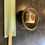 Kawarasoba Shouuemon - 突き出しのごま豆腐。