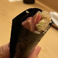 鮨おにかい＋1 - まぐろ巻き　噛むたびに色々な味わいが口の中に広がる。