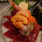 キッチン トット - 甘エビは漬けにされてて甘み（旨味）もあり美味しい
      
      とびっ子も鮮度良くプチプチしてて、
      ネギトロも旨味がある美味しい味わい
      
      馬糞雲丹、これは旨いねえ❕
      
      うにの濃厚さと甘み（旨味）が口の中に広がる❕