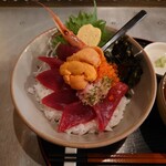 キッチン トット - ○鉄火丼特上
      内容は
      ミナミ（インド）マグロ、天然バフン雲丹、
      甘エビ、とびっ子、ネギトロ、出し焼き卵、
      紫蘇の葉　となる。
      
      ミナミマグロはキチンと赤身の旨味がある味わい。