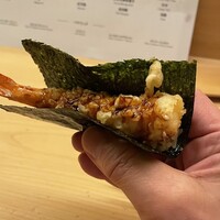 鮨おにかい＋1 - 海老天海苔巻き　おにかいのスペシャリティ。天婦羅は裏の秘密めいた天麩羅屋で揚げているとの事。