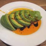 酒肴屋 じじばば -  アボガドの自家製ラー油かけ￥４５０