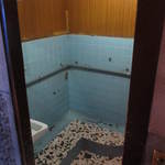 酒肴屋 じじばば - 常に水を流している清潔な男子用。