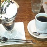 窯右衛門 - チョコレートパフェ、ブレンド珈琲。