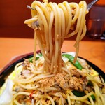 パスタ・デ・ココ - 具だくさん 春のペペロンチーノ 鉄板盛り980円 あさり200円 倍ガーリック50円 ちょこっと赤ウインナー175円 野菜サラダ157円 1562円