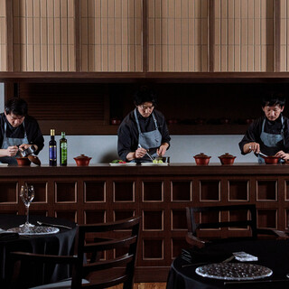 シェフたちが目の前で仕上げるオープンカウンターキッチン