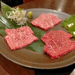 肉小僧 匠 - 特選和牛3種盛り（カイノミ・ランプ・トモサンカク）3,608円