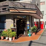 ベーカリー Roti - 広島電鉄本川町電停から徒歩4分の「ベーカリーRoti」さん
2009年開業、パン屋さんですがイートインコーナーがあり、席数はテーブル2席×4卓の8席
手作り感のあるパンがたくさん並んでいます