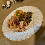 月のひなた - アチャール盛り合わせ(野菜mix・大葉と茗荷・サーモンとタコ)¥900