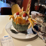 チェリー - プリンアラモード　下の容器はメロン柄の陶器です、昭和遺産ですわ