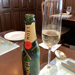 ポンヌフ - 200mlボトルのモエ・エ・シャンドン。