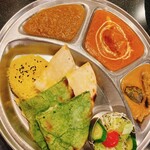 インドカレーの店 アールティー - ナンは同行者と半分ずつシェア