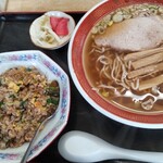 Shina Soba Ogura - 焼き飯(小450円)と中華そば。この焼き飯も絶品！