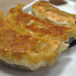 浅草名代らーめん 与ろゐ屋 - うまーい！！皮もっちりうまうま。。餃子でさえプライドを感じます。