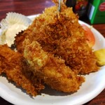 丸千葉 - ミックスフライ〜あじ、牡蠣。これも好みを盛ってもらうシステム。