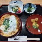 Matsukaze - 上カツ丼1300円税込、カツはかなり巨大、並のカツ丼でも十分にお腹いっぱいになれる。