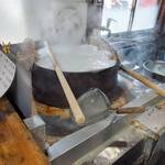 讃岐うどん がもう - 大釜で麺を茹で揚げ中!!