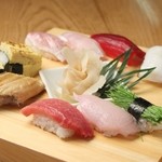 Sushi Ryuu - ○握り ： 代々の味を受け継いだシャリや醤油の味と、旬の新鮮な魚介、職人の技術から生み出される「寿し柳」の握りは納得の一品。