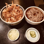 名古屋 やぶ - 日替り定食　850円　　
            野菜のかき揚げ天丼(ミニ)とかけそば(冷)