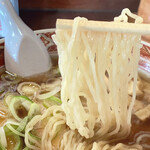 えびす家 - 釧路ラーメンの特徴「細ちぢれ麺」