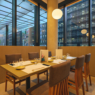 Near the station. The open, modern space is fully equipped with semi-private rooms. Ideal for various gatherings