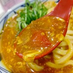 丸亀製麺 - 【2023.4.28(金)】トマたまカレーうどん(並盛)790円のスープ