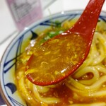 丸亀製麺 - 【2023.4.28(金)】トマたまカレーうどん(並盛)790円のスープ