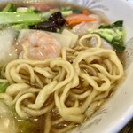 上海軒 - エビ湯麺 接写。