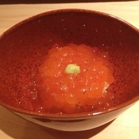匠 すし昂 - 夏の魚、特にお盆前後は一層旨味が増す時期と言われています。今日の逸品は鱒のイクラのたまり漬けです。鮭と違って爽やかな口溶けのいい柔らかい食感で美味