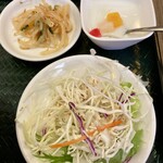 上海軒 - 定食の添え物たち。