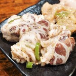 横浜大衆焼肉 もつ肉商店 - 網レバー (もつ五種盛)