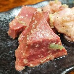横浜大衆焼肉 もつ肉商店 - 角切りレアハツ (もつ五種盛)