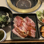 Yakiniku Juujuu Karubi - 熟成牛カルビ焼肉丼シングル759円税込