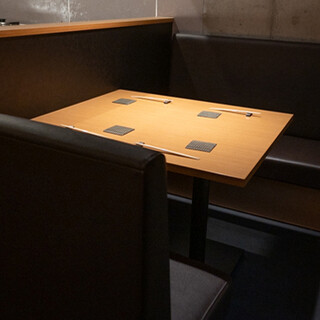 テーブル席もあるので接待、記念日など複数シーンでのご利用も可。