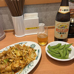 日高屋 - バクダン炒め、枝豆、瓶ビール