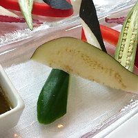 サーラ アマービレ - 茄子とオクラに挟まれたのは、ピリリと辛い黒大根。