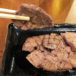 梅の郷 美人豚 - きちんと火が通っているのに、しっとりとしていて、ほのかな塩味が濃厚なレバ刺しを思わせる美味しさ